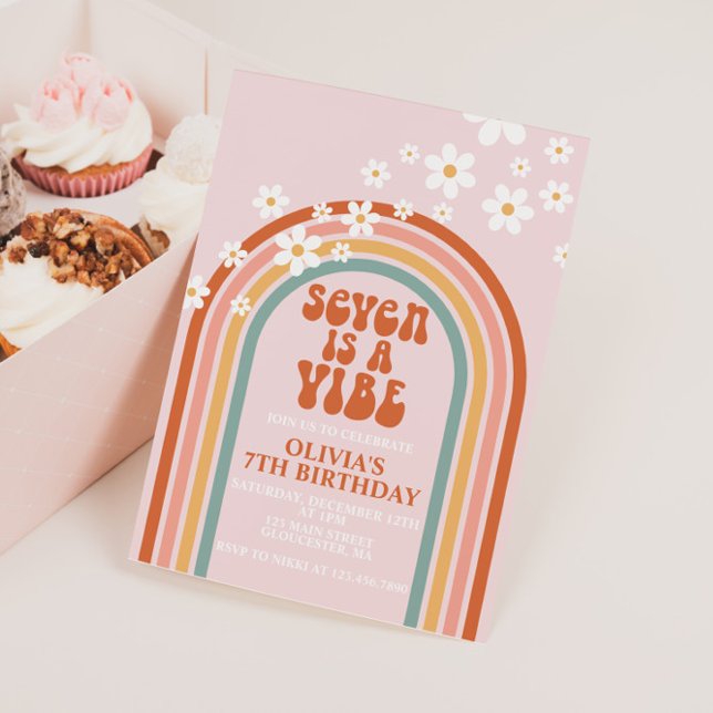 Convite Groovy Sete é um aniversário de 7 do arco-íris da  (Criador carregado)