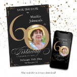 Convite Guardar a Data 60º Aniversário Dourado e Preto Per<br><div class="desc">Salve A Data 60º Aniversário, Dourado e Preto Convite Personalizado. E elegantemente desenhada comemoração especial de aniversário, salve a data, apresentando uma foto personalizada de pessoa de aniversário e caligrafia com elementos florescentes de vintage. Simples o suficiente para ajustado de uma variedade de temas e cores! Precisa de ajuda? Basta...</div>