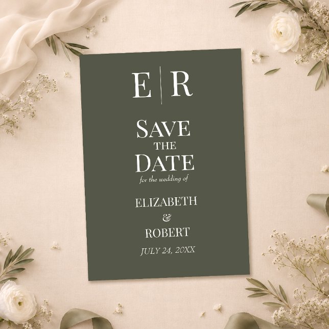 Convite Guardar a Data de Casamento com Monograma Oliva Es (Dark Olive Monogram Wedding Save the Date Invitation on a wedding table with white flowers)