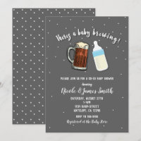 Há um bebê preparando canecas de cerveja para chuv