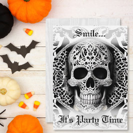 Convite Halloween preto e branco, um crânio gótico sorride