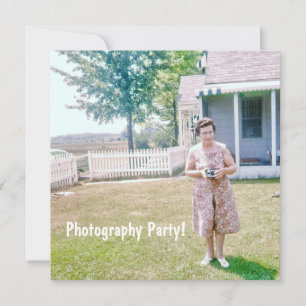 Convite Idosos bonitos segurando uma câmera de filme antig