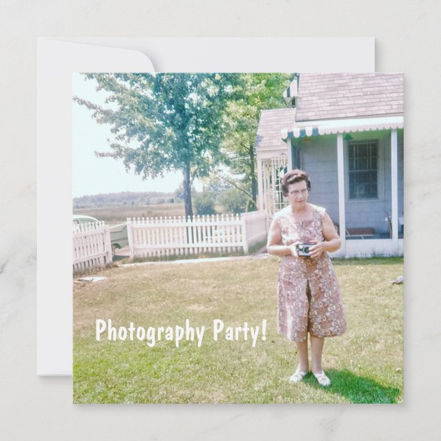 Convite Idosos bonitos segurando uma câmera de filme antig (Frente)