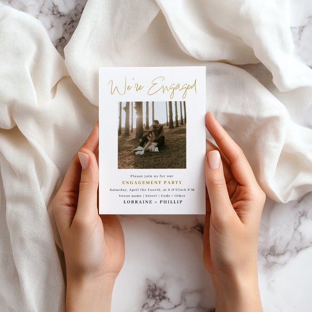 Convite Imagem perfeita, 2 noivado de fotos anunciado (Romantic engagement photo card with earthy tones and minimalist style.)