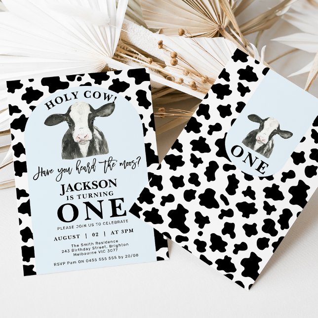 Convite Impressão azul Arco Negro Sagrado primeiro anivers (Modern black and white cow and cow print holy cow 1st birthday invitation also featuring a blue arch)