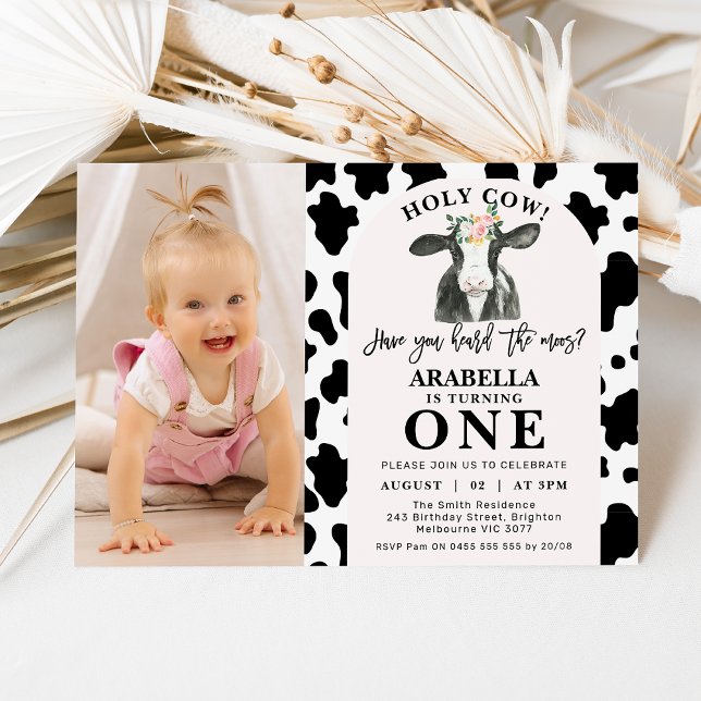 Convite Impressão de Arco de Vaca Negra Foto Sagrada prime (Black and white cow print, holy cow 1st birthday invitation featuring a cute cow and pink arch.)