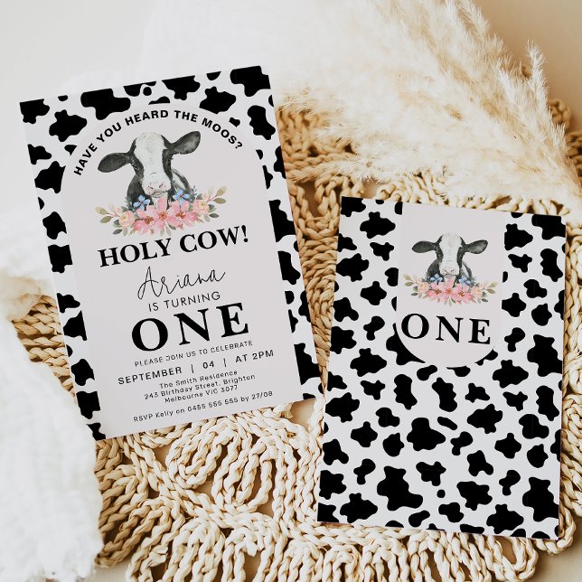 Convite Impressão de Arco de Vaca Preto Sagrado primeiro a (Black white cow 1st birthday invitation featuring a black and white cow print pattern and flowers.)