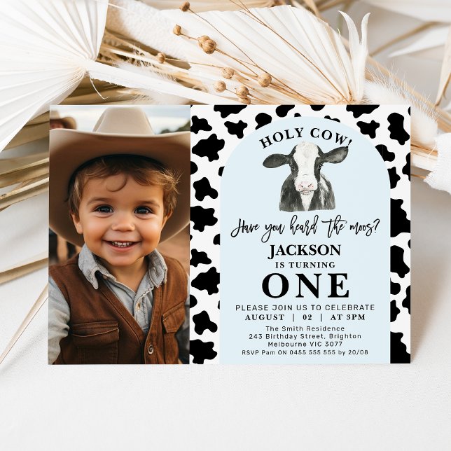 Convite Impressão de de Vaca Negra Foto de Santo primeiro  (Boy's modern photo holy cow 1st birthday invitation featuring a black and white cow and cow print.)