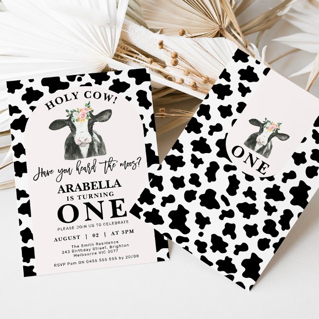 Convite Impressão do Arco da Vaca Negra primeiro aniversar (Black and white holy cow 1st birthday invitation featuring a cow, black and white cow print and arch)