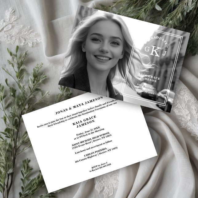 Convite Iniciais de Formando de Fotografia de Na moda refi (Exquisite Stylish Chic Modern Calligraphy Photo Grad Initials Black & White Invitation Card.)