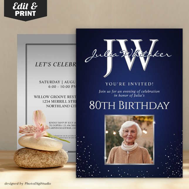 Convite Iniciais personalizadas Aniversário do Elegante Bl (Custom Initials Elegant Blue Silver 80th Birthday Invitation)