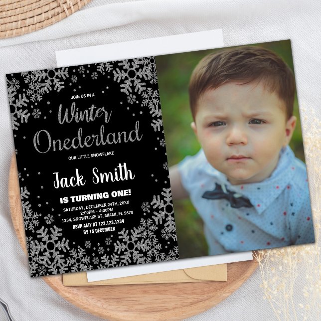 Convite Inverno ONEderland convoca Foto prata preta (Winter ONEderland Invitations Black Silver Photo)