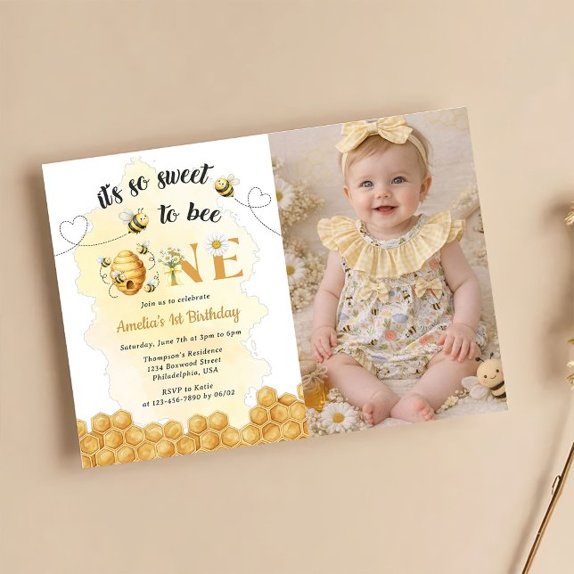 Convite It's So Sweet To Bee Photo 1st Birthday Invitation (Criador carregado)