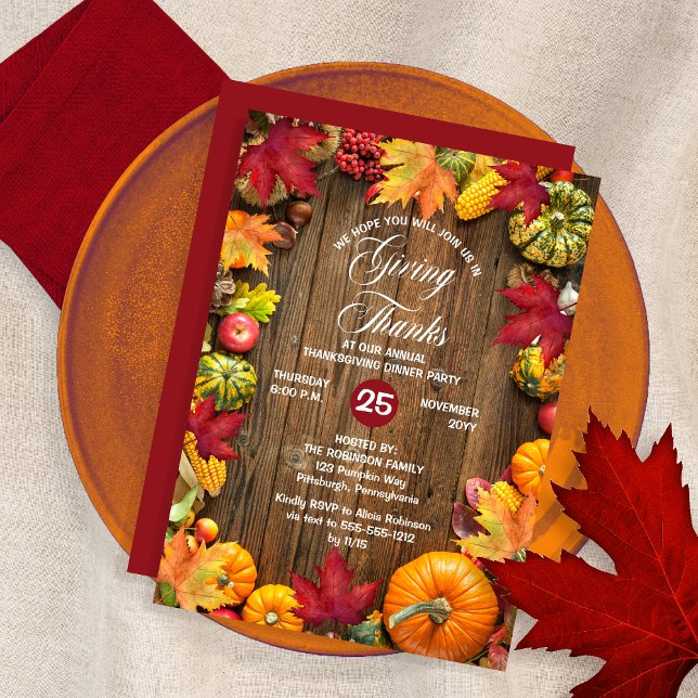 Convite Janta de Ação de Graças - Rústica Woodsy Dando Obr (Rustic Woodsy "Giving Thanks" Thanksgiving Dinner Invitation with Pumpkin-Frame on a Wood Background)