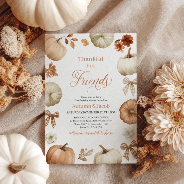 Convite Jantar de Ação de Graças do Friendsgiving Arcos de (Thankful for friends. Thanksgiving invitation with rustic pumpkins and bows)