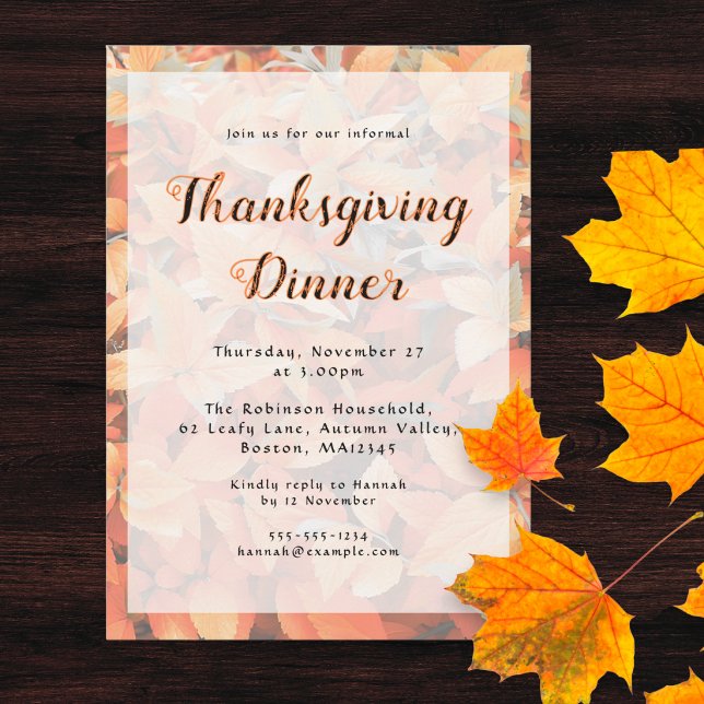 Convite Jantar de Ação de Graças Folhas de Outono Laranja (An invitation to a Thanksgiving Dinner, with orange leaves design, script typography and custom text)