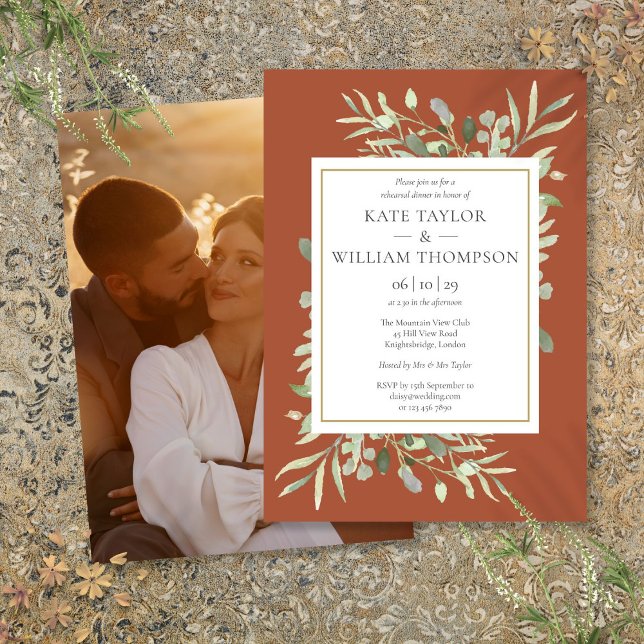 Convite Jantar de Ensaio de Fotografia de Folhagem Verde T (Terracotta Greenery Foliage Photo Rehearsal Dinner Invitation)
