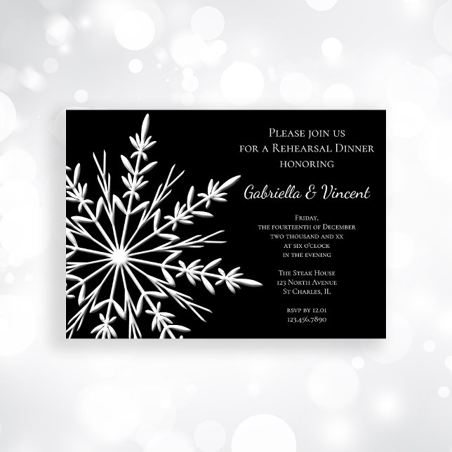 Convite Jantar de ensaio preto e branco do inverno do (Invite guests with the festive Black White Snowflakes Winter Wedding Rehearsal Dinner Invitation.)