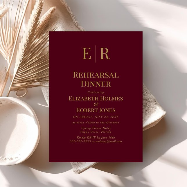 Convite Jantar de Ensaios com Monograma Dourado Clássico d (Classic Burgundy Monogram Rehearsal Dinner Invitation on neutral boho wedding table.)