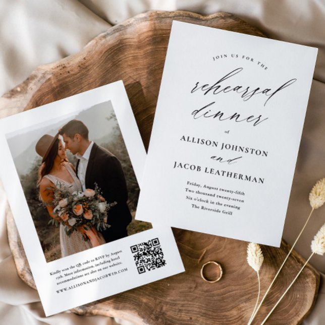 Convite Jantar de Ensaios de Casamento com QR Code Elegant (Elegant handwritten script wedding rehearsal dinner invitation with photo and QR code.)
