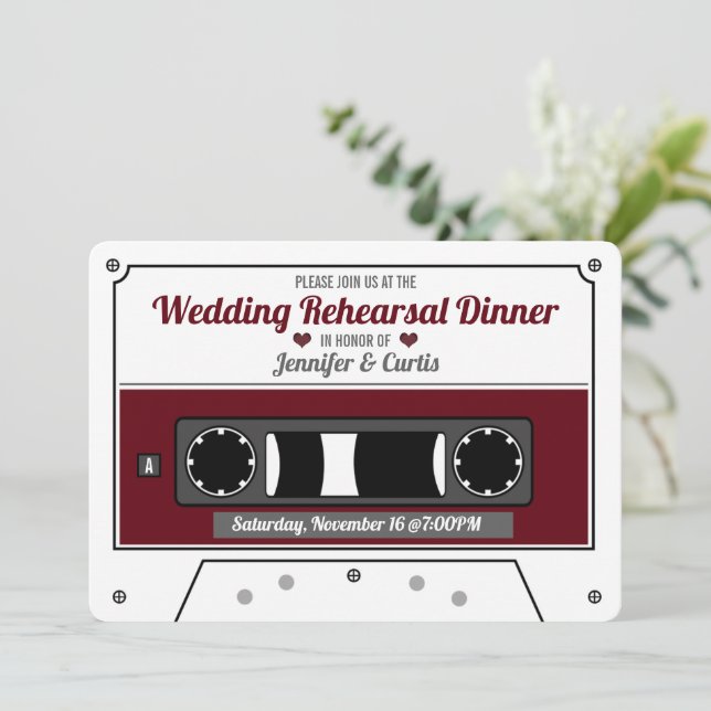 Convite Jantar de Ensaios de Casamento Fita Cassete Vermel (Em pé/Frente)