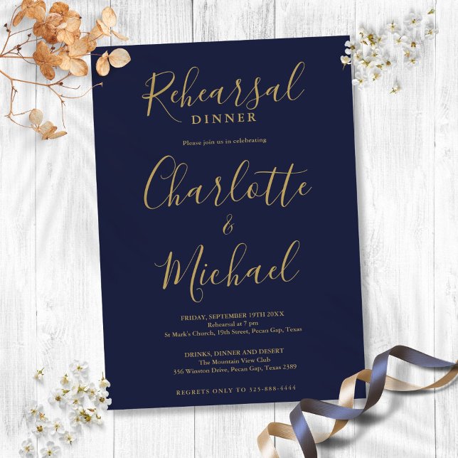 Convite Jantar de Rehearsal Azul Marinho Dourado do Script (Signature Script Navy Blue Gold Rehearsal Dinner Invitation)