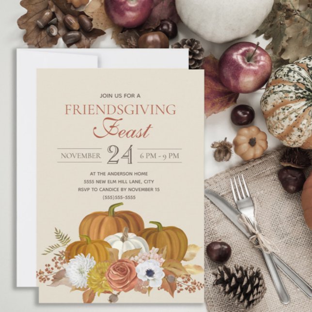 Convite Janto de Banquete de Amizade Russo Elegante (Rustic Friendsgiving Feast invitation with orange and white pumpkins and pretty Autumn Floral)