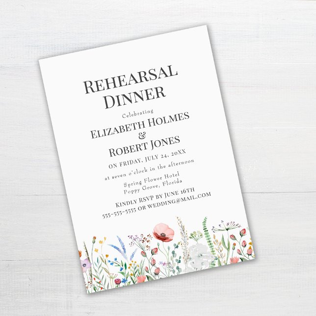 Convite Janto de ensaio Boho Watercolor Wildflower (Wildflowers Rehearsal Dinner Invitation Template on white wooden table)