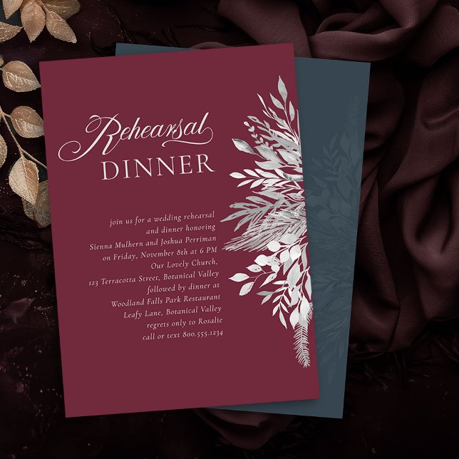 Convite Janto de Ensaio de Casamento Botânico de Cinzas de (Rehearsal Dinner invitation in Burgundy and Grey from the Foliage Duet Collection by Darling & May)
