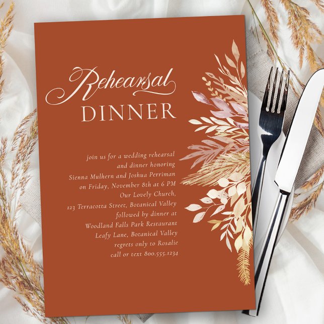 Convite Janto de Ensaio de Casamento Botânico de Terracott (Terracotta Rehearsal Dinner invitation with calligraphy and neutral fall foliage on burnt orange)