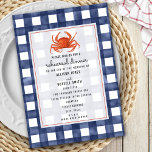 Convite Janto de Ensaio de Casamento com Caranguejo de Gin<br><div class="desc">Um janto de ensaio de casamento com um design de gingham azul-curado na frente e atrás. A ilustração de um caranguejo é uma das características principais. Personalize o texto em preto.</div>