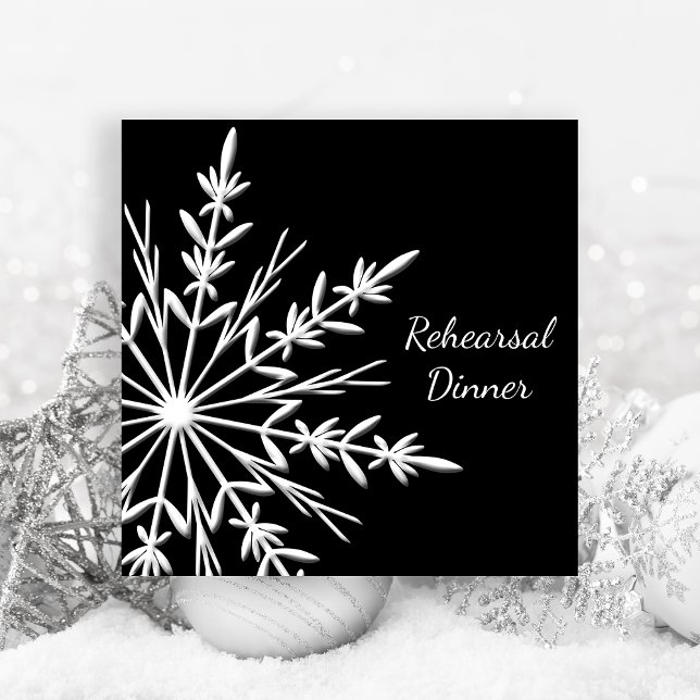 Convite Janto de Ensaio de Casamento com Flocos de Neve Pr (Invite guests with the festive Black White Snowflakes Winter Wedding Rehearsal Dinner Invitation.)