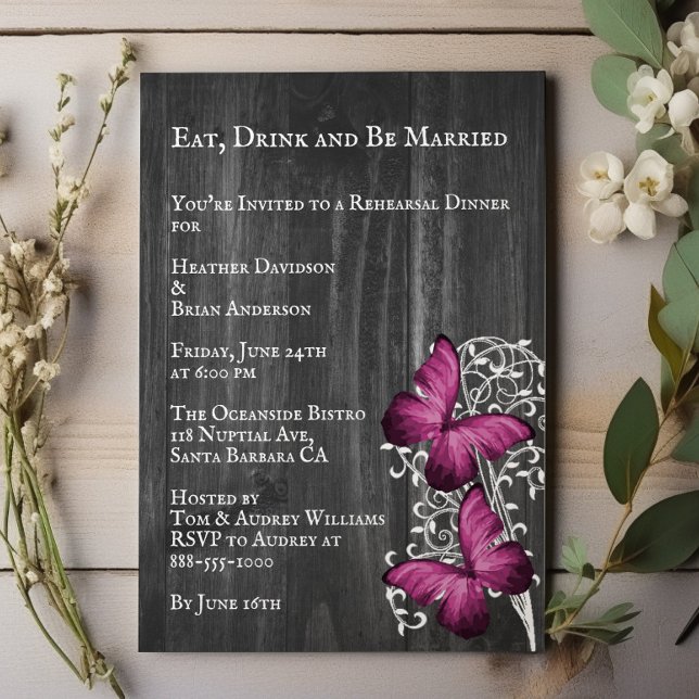 Convite Janto de ensaio de casamento da borboleta rustica  (Magenta Rustic Butterfly Wedding Rehearsal Dinner Invitation)