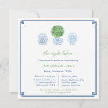 Convite Janto de Ensaio de Casamento de Chinoiserie Chic B<br><div class="desc">design azul-eterno, branco e verde, com cerâmica de boião de gengibre pintada à mão e madeira de boxe. Este sistema é complementado por uma fronteira "chave grega" e por um retrocesso de padrão. Eu defini a modelo para um convite de janto de ensaio, mas todos os campos de texto são...</div>