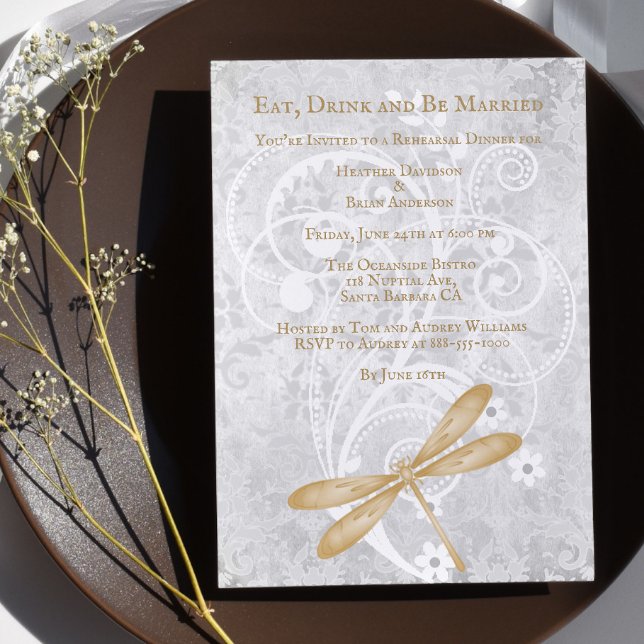 Convite Janto de Ensaio de Casamento de Dragonfly Dourada  (Gold Dragonfly Wedding Rehearsal Dinner Invitation)