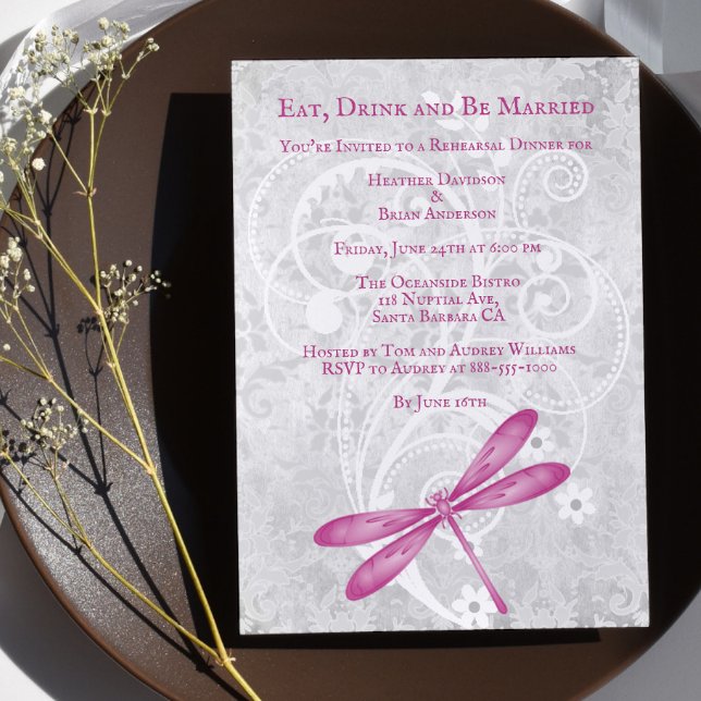 Convite Janto de Ensaio de Casamento de Dragonfly Magenta  (Magenta Dragonfly Wedding Rehearsal Dinner Invitation)