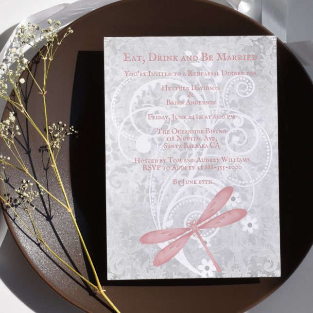 Convite Janto de Ensaio de Casamento de Dragonfly Rosa Con (Pink Dragonfly Wedding Rehearsal Dinner Invitation)
