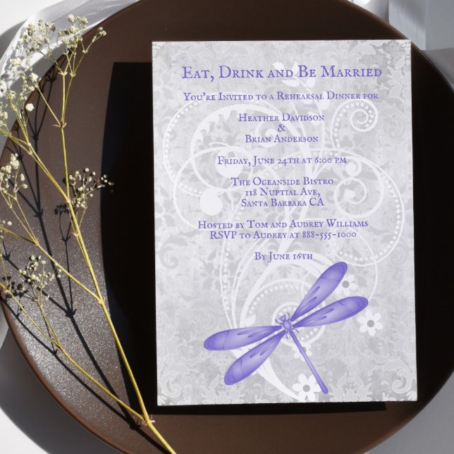 Convite Janto de Ensaio de Casamento de Dragonfly Roxo Con (Purple Dragonfly Wedding Rehearsal Dinner Invitation)