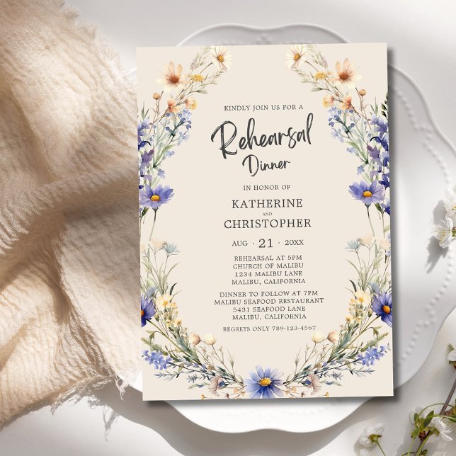 Convite Janto de Ensaio de Casamento de Flores Selvagens D (BOHO Wildflowers Wedding Rehearsal Dinner Invitation with blue & yellow watercolor flowers.)