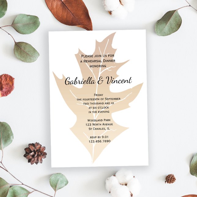 Convite Janto de Ensaio de Casamento de Folha de Oak Fall (Set a seasonal Autumn tone with the woodsy Fall Oak Leaf Wedding Rehearsal Dinner Invitation.)