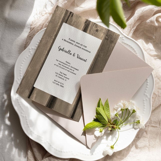 Convite Janto de Ensaio de Casamento de Madeira da Raça do (Invite guests to a casual barn party wedding rehearsal dinner with this charming invitation.)