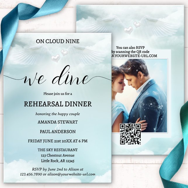 Convite Janto de Ensaio de Casamento de Sonhos Cloud Nine (Elegant script wedding rehearsal dinner invitation featuring dreamy fluffy clouds with angel wings)