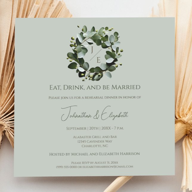 Convite Janto de Ensaio de Eucalyptus Wreath em Monograma  (Sage Green Modern Monogram Eucalyptus Wreath Wedding Rehearsal Dinner Invitation)