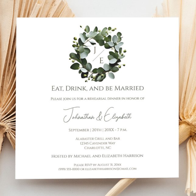Convite Janto de Ensaio de Eucalyptus Wreath em Monograma  (White Modern Monogram Eucalyptus Wreath Wedding Rehearsal Dinner Invitation)