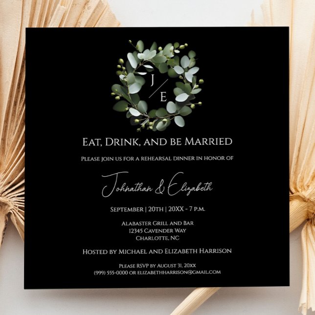 Convite Janto de Ensaio de Eucalyptus Wreath em Monograma  (Black Modern Monogram Eucalyptus Wreath Wedding Rehearsal Dinner Invitation)