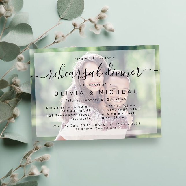 Convite Janto de ensaio de fotografias simples moderno (Modern simple script photo rehearsal dinner invitation)