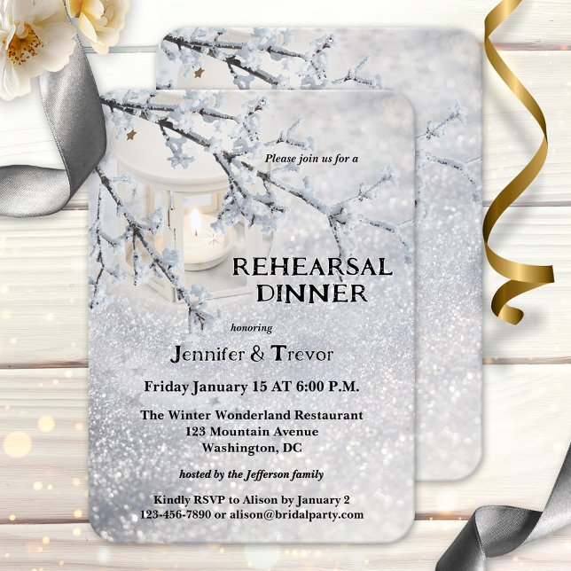 Convite Janto de ensaio de inverno em Lanterna Snow (Rehearsal dinner invitation showing a winter scene with a candle lit lantern in sparkling snow)