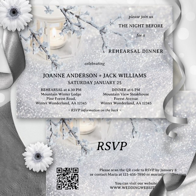 Convite Janto de ensaio de Lanterna de inverno com neve es (Winter wedding rehearsal dinner invitation featuring a candle lit lantern on sparkling snow)