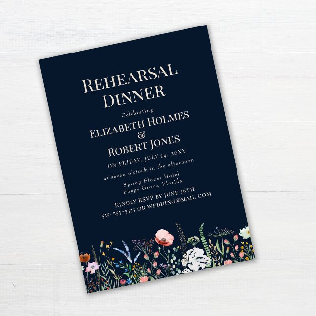 Convite Janto de ensaio de marinho azul de aquarela (Navy Blue Watercolor Wildflower Rehearsal Dinner Invitation on white wooden table.)
