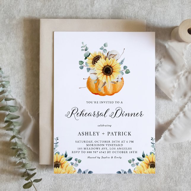 Convite Janto de ensaio de Pumpkin e de Girassol (Customizable fall rehearsal dinner invitation featuring watercolor pumpkin, sunflowers and greenery.)